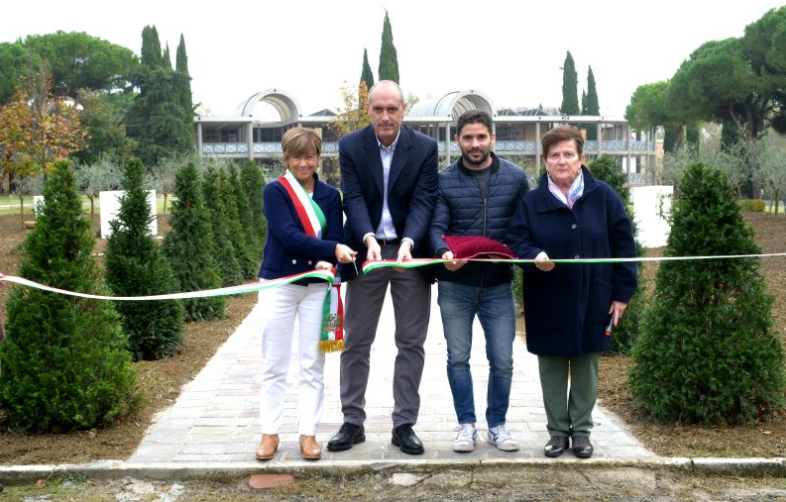 Inaugurazione del Giardino delle Rimembranze con taglio del nastro