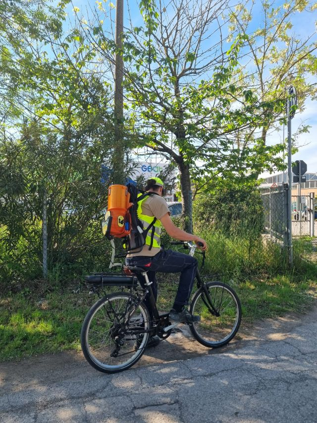 Operatore Geat intento a distribuire prodotto larvicida contro le zanzare